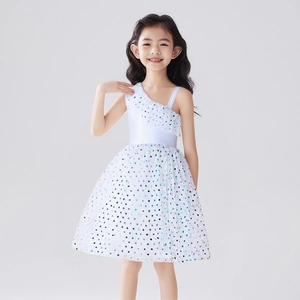 Détail de la robe blanche pour fille avec pois pailletés colorés et bandoulière à volants