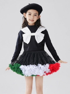 Mädchenkleid in Schwarz mit weißer Schleife und buntem Tüllrock sowie schwarzer Baskenmütze