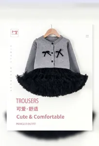 Détail du cardigan tricoté avec nœuds et jupe tutu en tulle multicouche pour filles