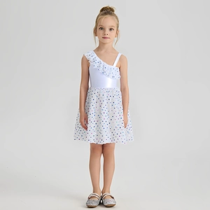 Détail d'une robe fille à une épaule avec volants et jupe en tulle à pois multicolores