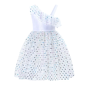 Détail d'une robe blanche pour fille avec paillettes colorées et épaule volantée