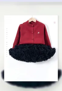 Détail du cardigan rouge tricoté avec broderie nœud et jupe tutu en tulle noir