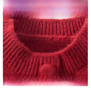 Détail d'une encolure en tricot côtelé rouge vif sur un ensemble de pull fille