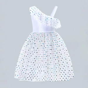 Détail de robe blanche à une épaule avec sequins colorés et volants en tulle