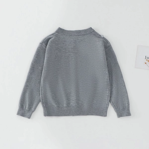 Détail du cardigan en maille grise avec col rond côtelé et finition délicate d'un bouton
