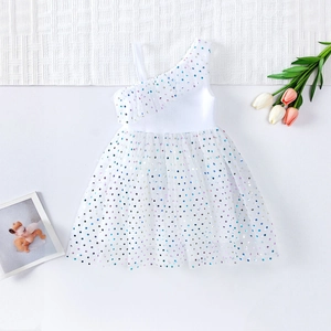 Détail de la jupe en tulle à une épaule ornée de paillettes colorées et de volants