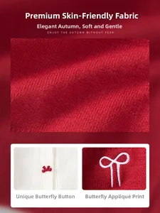 Détail du pull en maille rouge avec boutons noeuds et texture côtelée douce