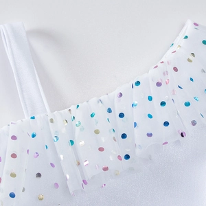 Détail de robe blanche pour filles avec volant en tulle et pois métallisés colorés