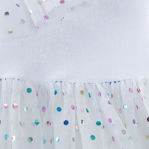 Gros plan sur le tissu en maille blanche avec des paillettes colorées de la robe
