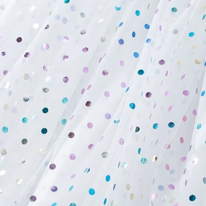 Détail de tulle blanc avec des pois métalliques multicolores pour robe de fille
