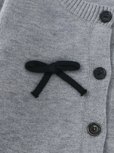 Cardigan gris pour fille avec nœud noir et col côtelé pour un style décontracté