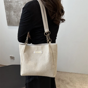 Bolso tote de verano tejido con correa de cadena dorada en blanco crema para mujer