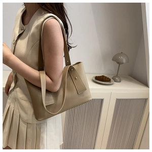 Detailansicht der khakifarbenen Shopper-Tasche mit Kontrastnaht und Metallnieten
