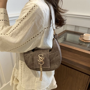 Sac hobo demi-lune marron foncé minimaliste avec logo doré et pompon pour femme