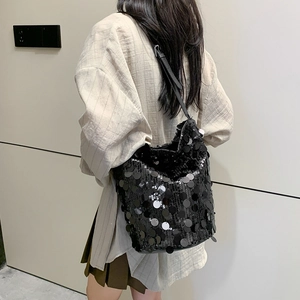Elegante borsa a secchiello con paillettes nere da donna con dettagli lucidi e tracolla