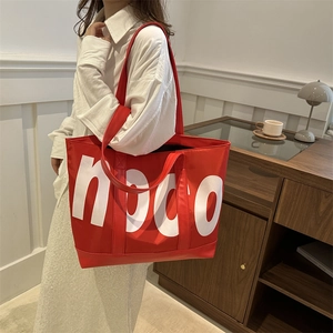 Grande borsa tote rossa con scritte hoco bianche per lo stile quotidiano ufficio