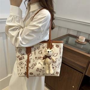 Sac fourre-tout crème chic avec imprimés graffiti et accessoire de charme d'ours mignon