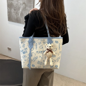 Grand sac cabas mignon avec imprimés graffiti bleus et pendentif ours en peluche décoratif
