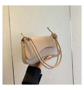 Détails du sac bandoulière beige avec poignée nouée unique et design à rabat élégant