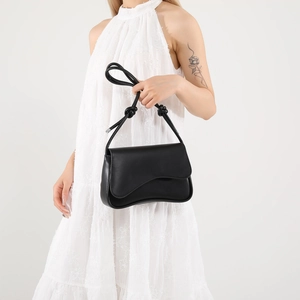 Sac à bandoulière noir chic avec rabat ondulé et détails de bretelles nouées