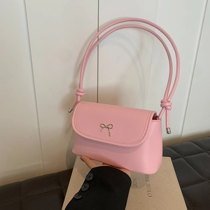 Rosa Schultertasche aus Kunstleder mit silberner Metallschleife und edlem Knotendesign