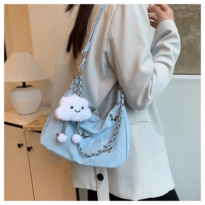 Sac croissant bleu clair avec pendentif papillon argenté et détail de nuage en peluche