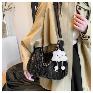 Sac à bandoulière noir plissé chic avec papillons argentés et charme nuage en peluche