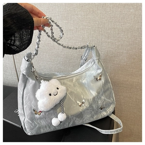 Sac sous le bras argenté texturé avec papillons et pendentif nuage en peluche