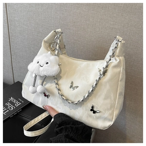 Détail du sac hobo blanc à papillons avec chaîne argentée et breloque nuage doux