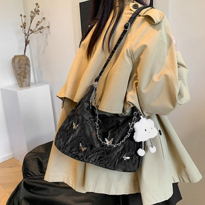 Grand sac hobo noir plissé avec papillons argentés et pendentif nuage sur modèle
