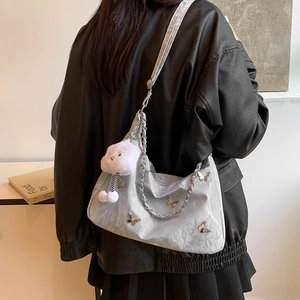 Sac à bandoulière croissant gris clair avec papillons en métal et chaîne décorative
