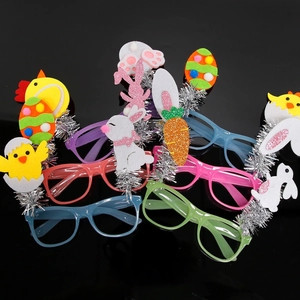 Detalle de gafas de fiesta de Pascua con conejos brillantes, pollitos y huevos de colores