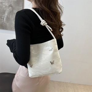 Grand sac cabas blanc cassé avec papillons argentés et bretelles nouées élégantes