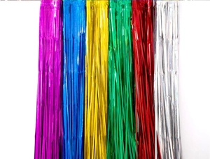 Detail von bunten Metallic-Fransenvorhängen in sechs Farben für Party-Hintergrunddekor