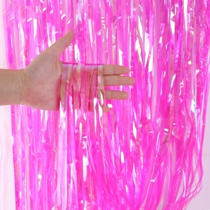 Detailansicht des magentafarbenen Laser-Folienvorhangs mit regenbogenfarbenen Reflexen