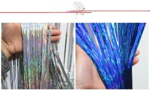 Details von silbernen und blauen holografischen Lametta-Vorhängen mit Laser-Folien-Glanz