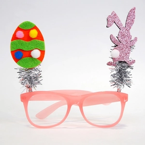 Detalle de gafas de Pascua con orejas de conejo rosa brillante y huevos de fieltro de color
