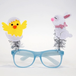 Detalle de gafas de Pascua con pollito amarillo y conejo blanco sobre montura azul clara