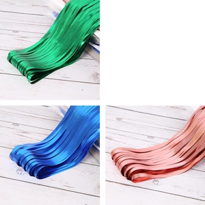 Dettaglio di tende a frange metalliche opache in verde, blu e oro rosa per feste