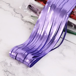 Dettaglio di strisce di tende metallizzate viola opaco con trama metallica riflettente