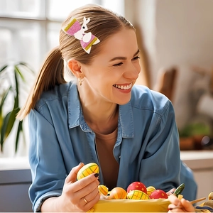 Bambina che indossa fiocco di Pasqua glitterato con orecchie di coniglio e toni rosa