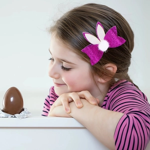 Dettaglio di una bimba con fermaglio per capelli a orecchie di coniglio viola glitterato