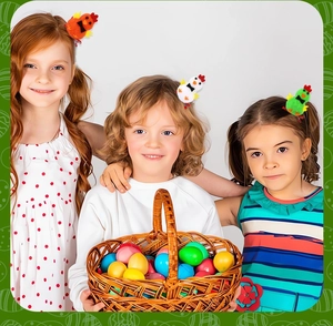 Enfants portant des barrettes poussins de Pâques en peluche rouge, blanc et vert festif