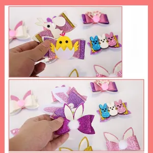 Dettaglio di fermagli pasquali con fiocchi glitterati e motivi di coniglio e pulcino