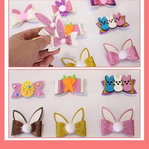 Dettaglio di fermagli per capelli pasquali con orecchie di coniglio e carote glitter