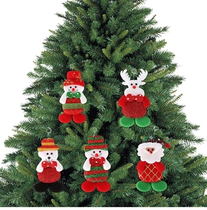 Vue détaillée d'un lot de 5 suspensions de Noël en peluche sur un sapin de Noël vert