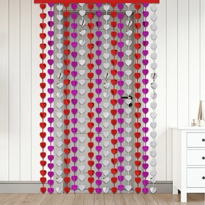 Dettaglio della tenda a frange di 2m a forma di cuore in rosso, viola e argento per party