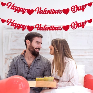 Striscione rosso Happy Valentine's Day con cuori per decorazioni di feste romantiche