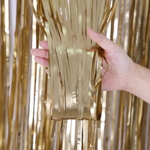 Dettaglio della tenda a frange color oro champagne con trama metallica per feste e party