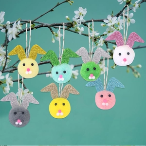 Set de 7 coloridos colgantes de peluche con cabeza de conejo de Pascua en una rama